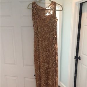 Gold sequined gown 😍